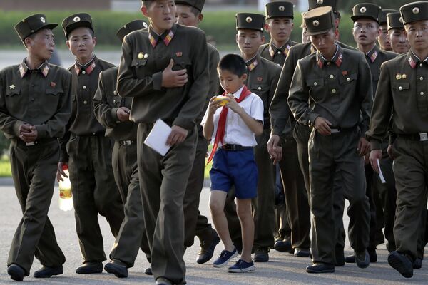 Школьник среди солдат в Пхеньяне - Sputnik International