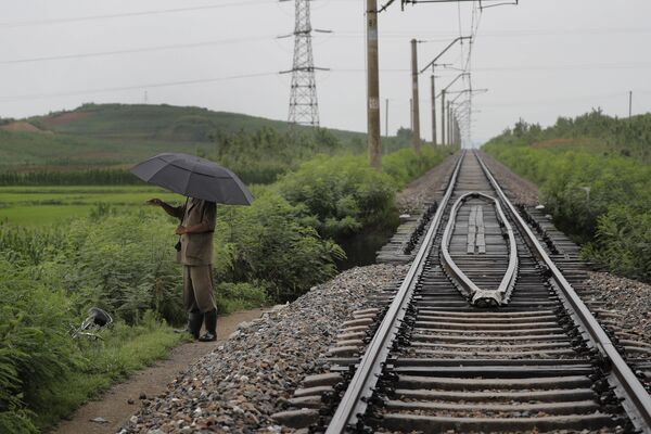 Мужчина у железнодорожных путей в Чхонджине, Северная Корея - Sputnik International