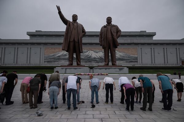 Группа туристов у статуи Ким Ир Сена в Пхеньяне - Sputnik International