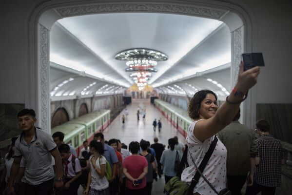 Туристы делают селфи на станции метро в Пхеньяне - Sputnik International