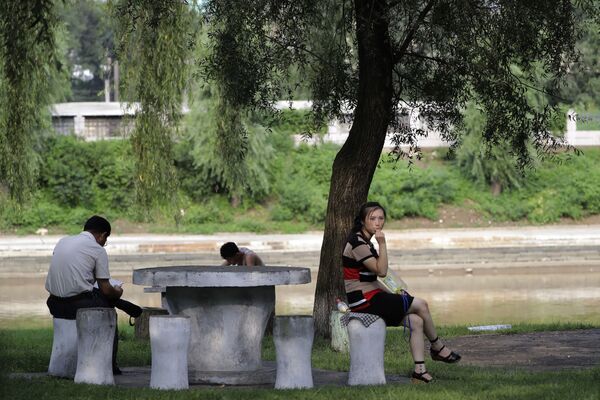 Девушка отдыхает в парке у реки Потонг - Sputnik International