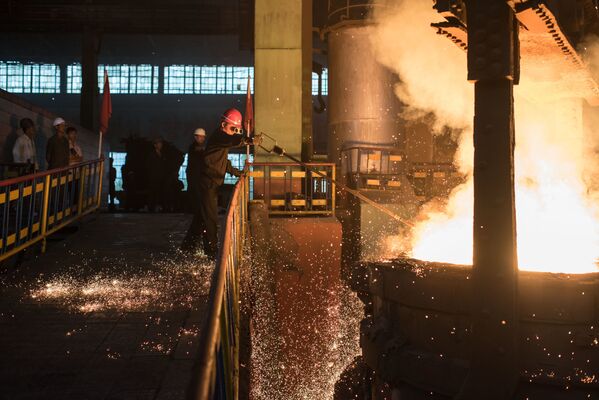 Рабочий завода Chollima Steel Complex проверяет температуру на производстве - Sputnik International