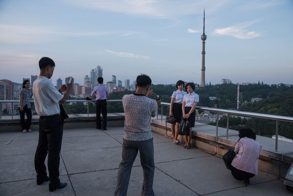 Туристы фотографируются на фоне Триумфальной арки в Пхеньяне - Sputnik International