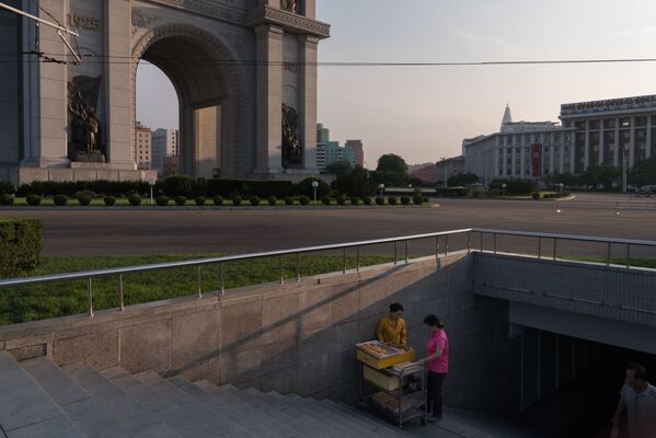 Продавцы еды поднимаются из пешеходного перехода в Пхеньяне - Sputnik International