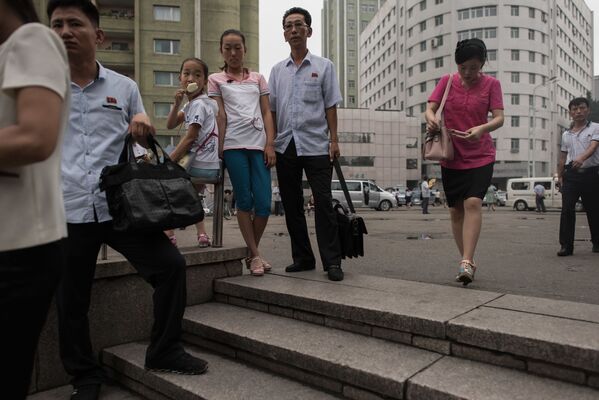 Люди спускаются в метро, Пхеньян - Sputnik International