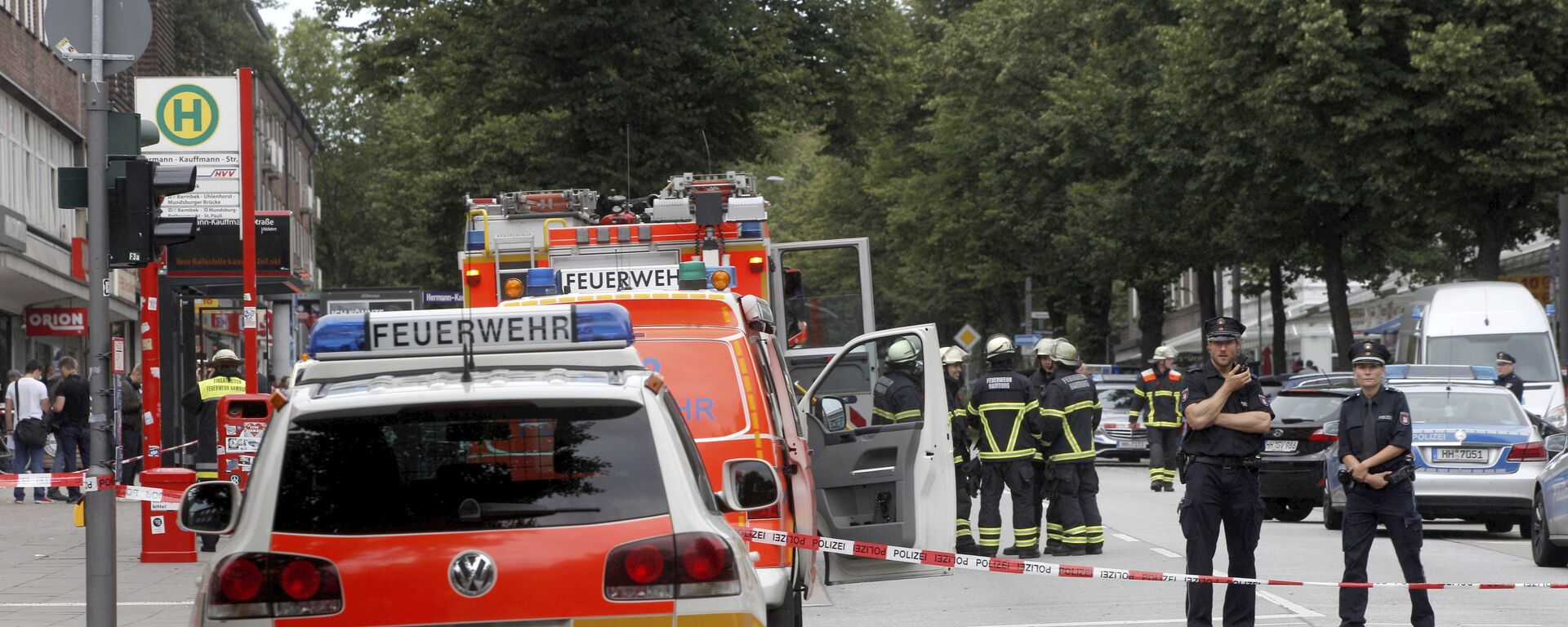 Police officers and fire engines stand in front of the supermarket in Hamburg, Germany, Friday, July 28, 2017, where a man with a knife fatally stabbed one person and wounded four others as he fled, police said - Sputnik International, 1920, 09.04.2023