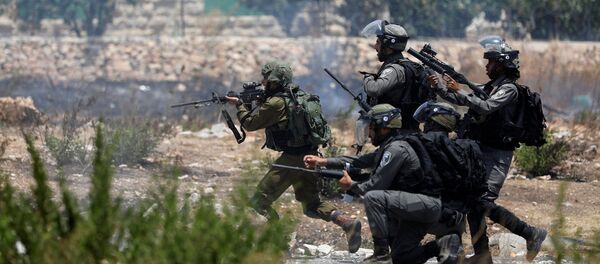 Israeli forces aim their weapons during clashes with Palestinian protesters near the Jewish settlement of Beit El, near the West Bank city of Ramallah July 24, 2017 Israeli forces aim their weapons during clashes with Palestinian protesters near the Jewish settlement of Beit El, near the West Bank city of Ramallah July 24, 2017 - Sputnik International