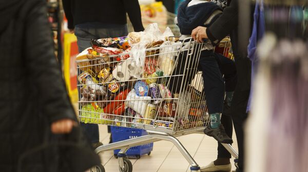 Customers buy in the Tesco supermarket in Nagykanizsa 208 km southwest of Budapest, Hungary. File photo - Sputnik International