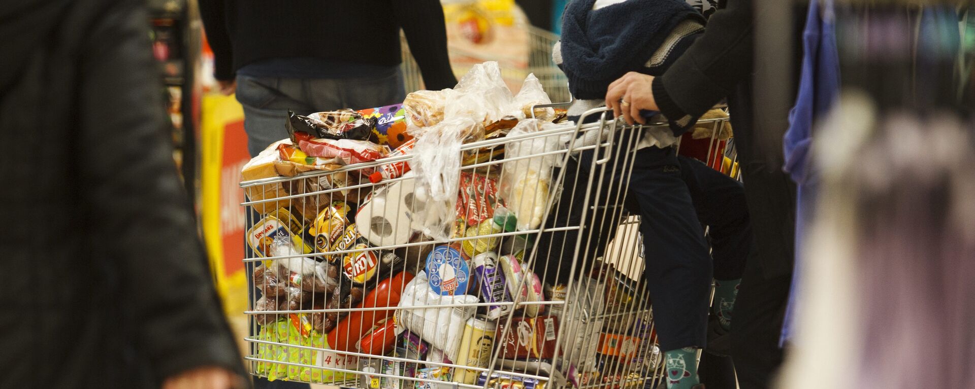 Customers buy in the Tesco supermarket in Nagykanizsa 208 kms southwest of Budapest, Hungary - Sputnik International, 1920, 18.11.2022