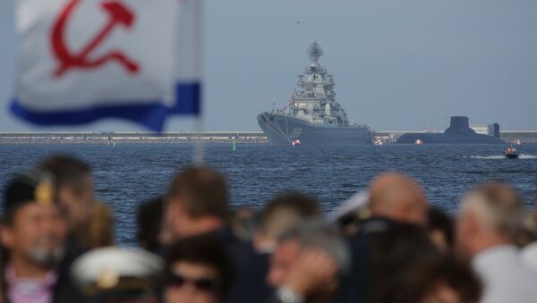 People gather to watch the Navy Day parade, with the Russian nuclear missile cruiser Pyotr Veliky (Peter the Great) and nuclear submarine Dmitry Donskoy seen in the background, in Kronshtadt, a seaport town in the suburb of St. Petersburg, Russia, July 30, 2017 - Sputnik International