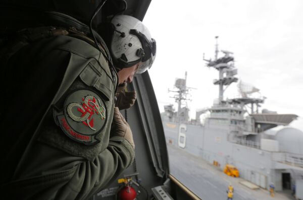A crewman aboard a U.S. Marine MV-22B Osprey aircraft looks out as it lifts off the deck of the USS Bonhomme Richard amphibious assault ship off the coast of Sydney, Australia, Thursday, June 29, 2017 after a ceremony on board the ship marking the start of Talisman Saber 2017, a biennial joint military exercise between the United States and Australia - Sputnik International