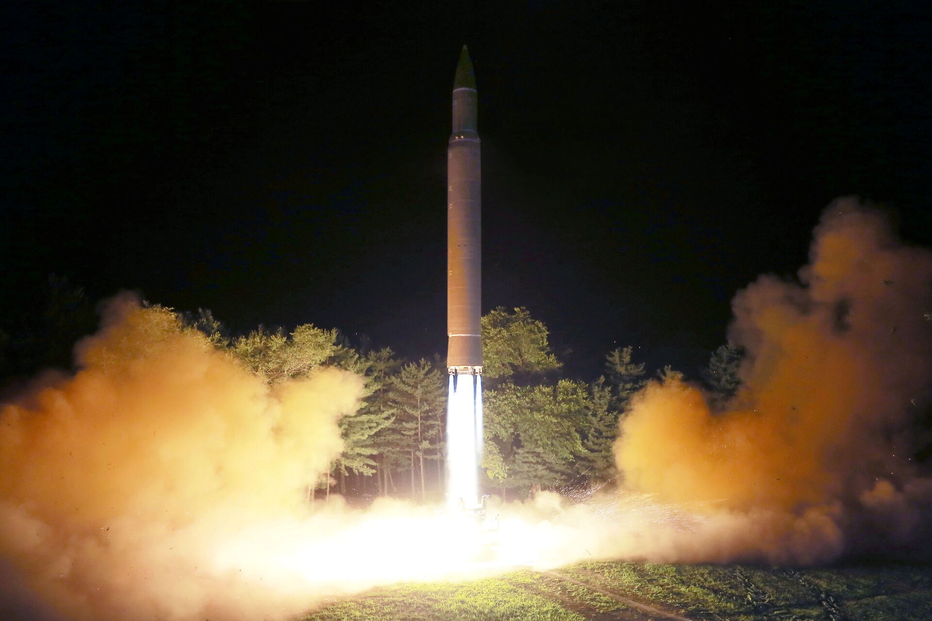 Intercontinental ballistic missile (ICBM) Hwasong-14 is pictured during its second test-fire in this undated picture provided by KCNA in Pyongyang on July 29, 2017 - Sputnik International, 1920, 31.01.2022
