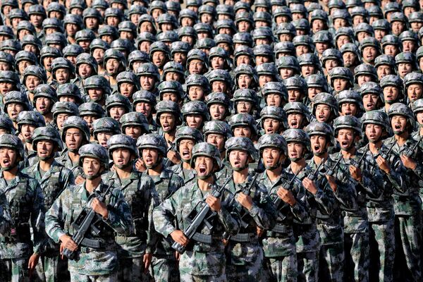 Soldiers of China's People's Liberation Army (PLA) get ready for the military parade to commemorate the 90th anniversary of the foundation of the army at Zhurihe military training base in Inner Mongolia Autonomous Region, China, July 30, 2017 - Sputnik International