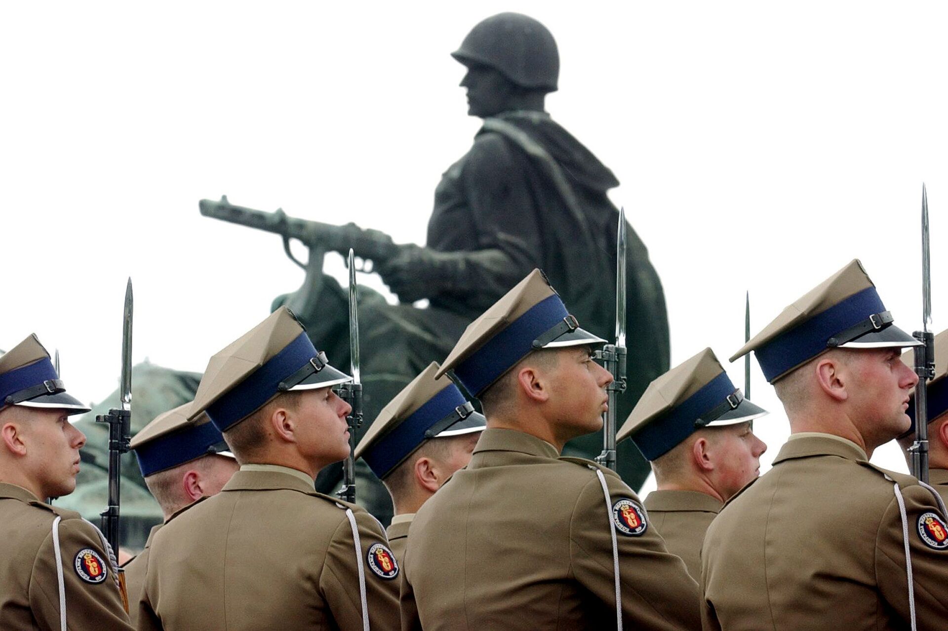 Polish Army soldiers stand to attention during a wreath laying ceremony marking the 62nd anniversary of the end of WWII in Europe, at the Soviet Army cemetery in Warsaw, Poland, Wednesday, May 9, 2007 - Sputnik International, 1920, 20.02.2023