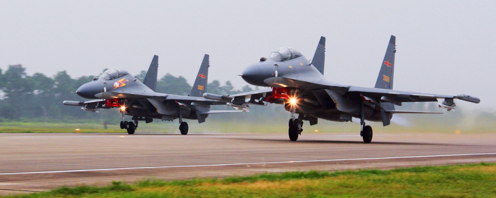 In this undated file photo released Saturday, Aug. 6, 2016, by China's Xinhua News Agency, two Chinese SU-30 fighter jets take off from an unspecified location to fly a patrol over the South China Sea - Sputnik International, 1920, 15.10.2021