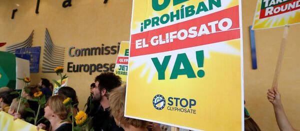 People take part in a protest against a planned $66 billion takeover of the U.S. seeds company Monsanto by Bayer and Monsanto's glyphosate herbicides, outside the European Commission headquarters in Brussels, Belgium July 19, 2017 - Sputnik International