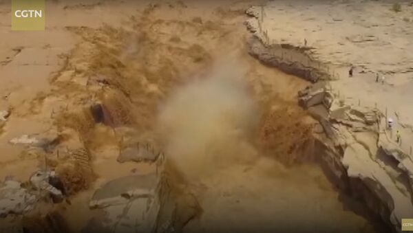 Aerial video: Flood hit Hukou Waterfall flows at 4,000 cubic meters per second - Sputnik International