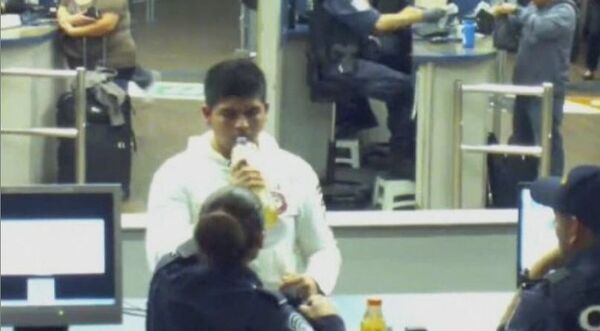 Mexican teenager Cruz Velazquez Acevedo drinks from a bottle containing liquid methamphetamine at a US border control point in San Ysidr. - Sputnik International