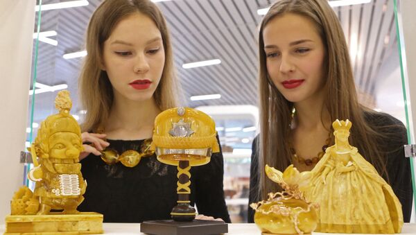 Models view industrially processed amber items showcased at the first economic forum of the amber industry hosted by Yantar Hall in Svetlogorsk, Kaliningrad Region - Sputnik International