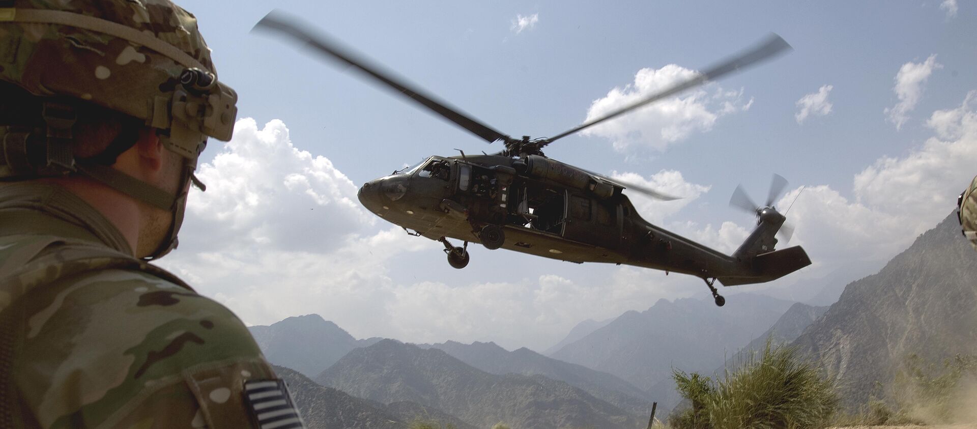 Soldiers with the U.S. Army's 2nd Battalion 27th Infantry Regiment based in Hawaii, pull security as a Blackhawk helicopter lands during an assessment mission to Observation Point Mace days after insurgents attacked four outposts in the area killing some two dozen members of Afghan security forces Saturday, July 9, 2011 in Kunar province, Afghanistan - Sputnik International, 1920, 16.02.2018
