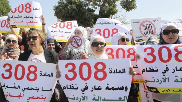 Women activists protest in front Jordan's parliament in Amman on Tuesday, August 1, 2017 with banners calling on legislators to repeal a provision that allows a rapist to escape punishment if he marries his victim - Sputnik International