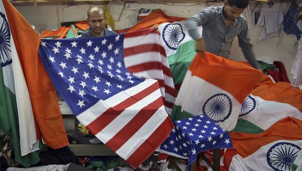 Indian men fold the U.S. and Indian flags at a shop in Mumbai, India (File) - Sputnik International