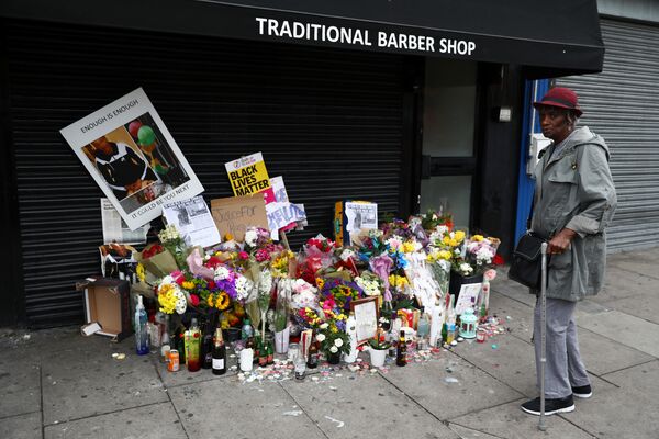 A woman looks at floral tributes laid after the death of Rashan Charles outside a shop in east London A woman looks at floral tributes laid after the death of Rashan Charles outside a shop in east London - Sputnik International