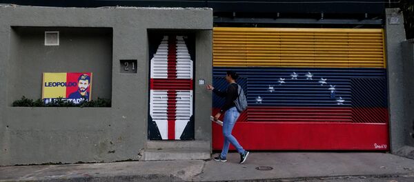 A woman walks in front of the house of Venezuelan opposition leader Leopoldo Lopez in Caracas, Venezuela August 1, 2017 A woman walks in front of the house of Venezuelan opposition leader Leopoldo Lopez in Caracas, Venezuela August 1, 2017 - Sputnik International