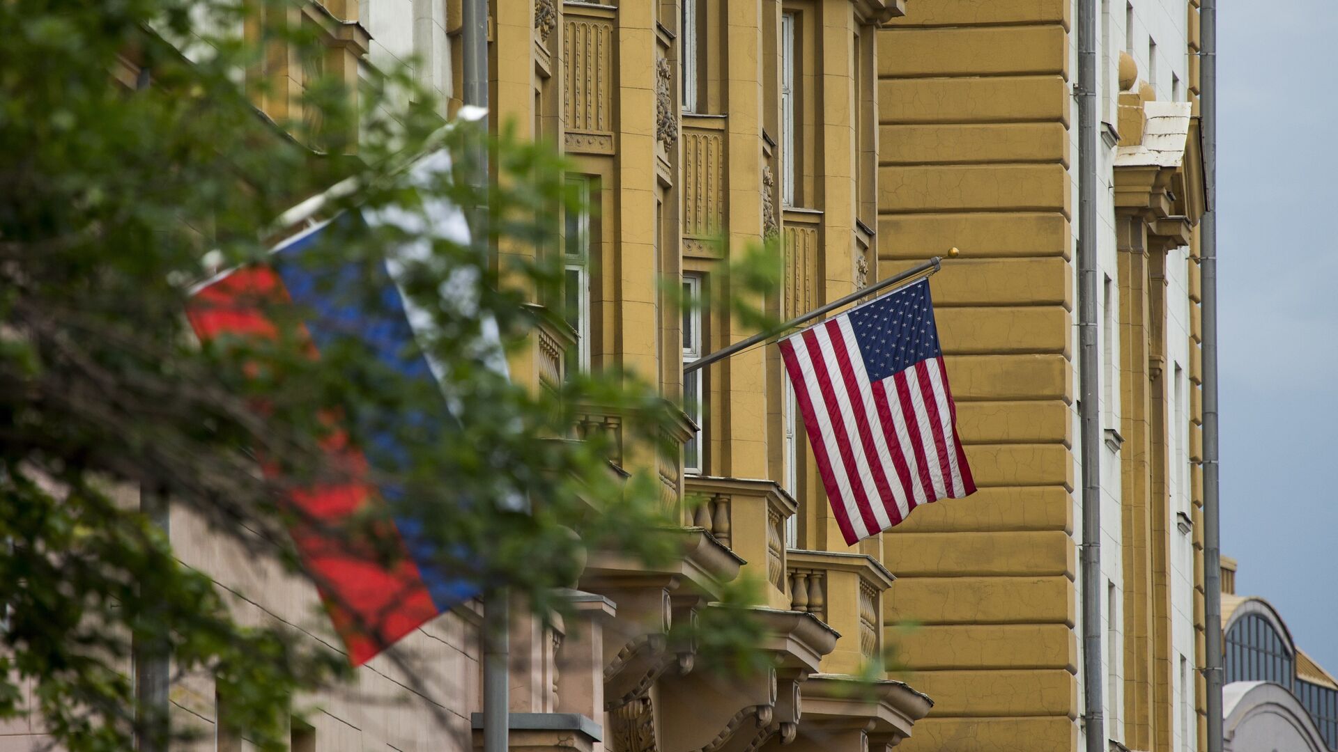 U.S. and Russian flags hung at the U.S. Embassy in Moscow, Russia, Friday, July 28, 2017 - Sputnik International, 1920, 04.06.2022