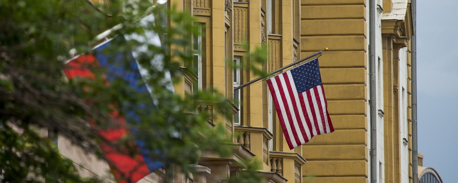 U.S. and Russian flags hung at the U.S. Embassy in Moscow, Russia, Friday, July 28, 2017 - Sputnik International, 1920, 20.04.2021