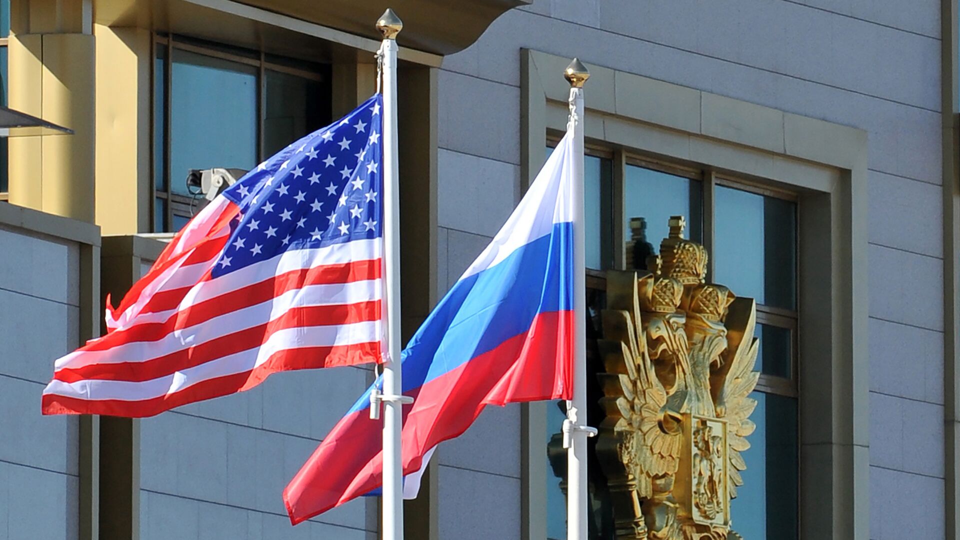 This photo taken on May 7, 2013 shows Russian and the US flags running up as the US Secretary of State arrives at Moscow Vnukovo Airport - Sputnik International, 1920, 29.04.2021