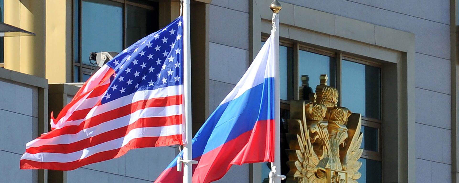 This photo taken on May 7, 2013 shows Russian and the US flags running up as the US Secretary of State arrives at Moscow Vnukovo Airport - Sputnik International, 1920, 26.04.2021