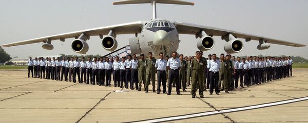 Members of the Indian Air Force IL-78 refueling plane squadron Valorous Mars pose for the photograph in front of an IL-78 after an exercise at Agra Air Force station, Friday, Sept. 24, 2004 Members of the Indian Air Force IL-78 refueling plane squadron Valorous Mars pose for the photograph in front of an IL-78 after an exercise at Agra Air Force station, Friday, Sept. 24, 2004 - Sputnik International
