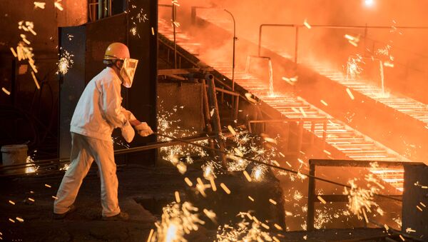 A laborer works at a steel plant of Shandong Iron & Steel Group in Jinan, Shandong province, China July 7, 2017 - Sputnik International