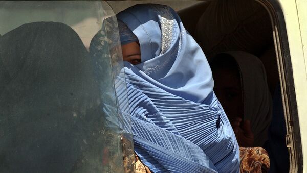  Woman clad in burka peeps from the window of a bus (File) - Sputnik International