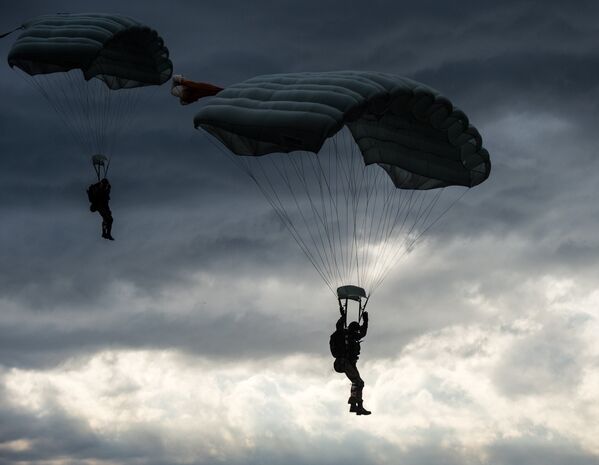 “Nobody But Us!” Russian Paratroopers Celebrate Professional Holiday - Sputnik International