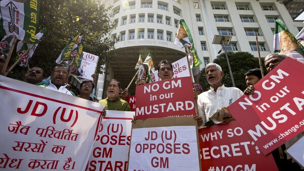 Supporters of Janata Dal (United) or JD(U), protest against genetically modified mustard outside the Ministry of Environment, Forest and Climate Change, in New Delhi, India, Wednesday, Sept. 7, 2016 - Sputnik International