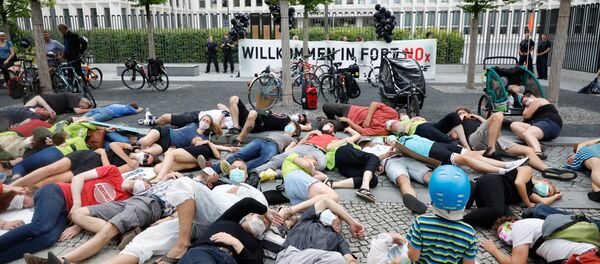 Environmental activists wearing respiratory masks against air pollution perform in front of the Interior Ministry, venue of a so-called diesel summit on August 2, 2017 in Berlin Environmental activists wearing respiratory masks against air pollution perform in front of the Interior Ministry, venue of a so-called diesel summit on August 2, 2017 in Berlin - Sputnik International