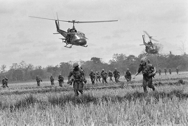 Troops of the U.S. 173rd Airborne Brigade run from a helicopter landing zone northwest of Bien Hoa, May 20, 1965 Troops of the U.S. 173rd Airborne Brigade run from a helicopter landing zone northwest of Bien Hoa, May 20, 1965 - Sputnik International