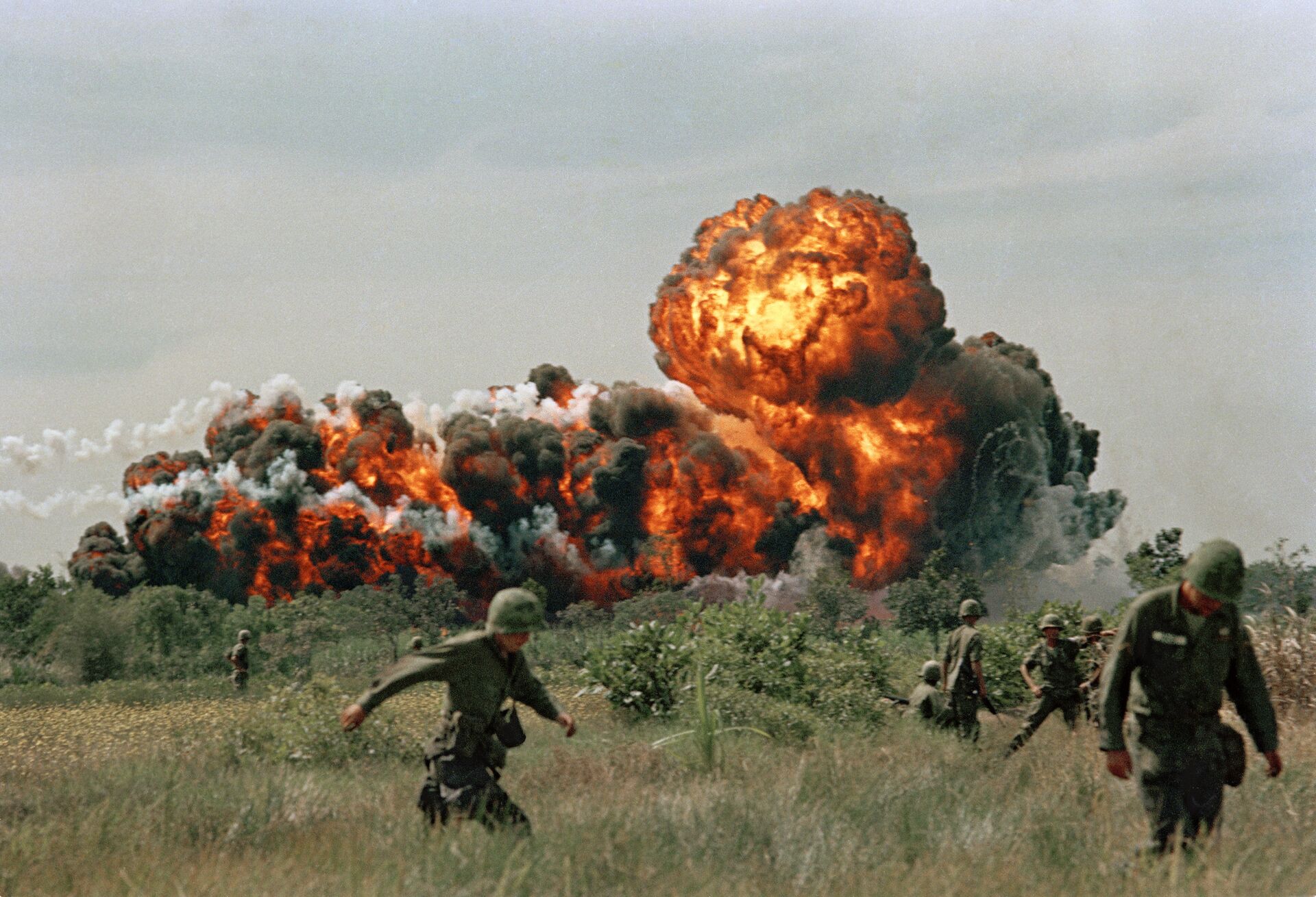 A napalm strike erupts in a fireball near U.S. troops on patrol in South Vietnam, 1966 during the Vietnam War - Sputnik International, 1920, 22.02.2023
