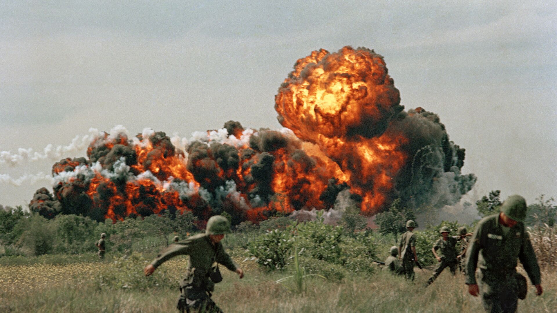 A napalm strike erupts in a fireball near U.S. troops on patrol in South Vietnam, 1966 during the Vietnam War - Sputnik International, 1920, 21.12.2023