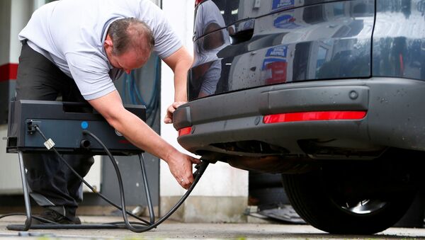 A motor mechanic measures exhaust emissions in a diesel-engined car in Eichenau, Germany July 28, 2017 - Sputnik International