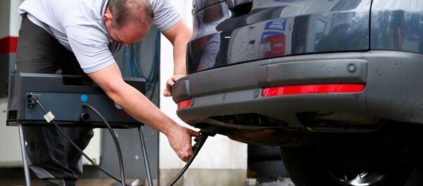 A motor mechanic measures exhaust emissions in a diesel-engined car in Eichenau, Germany July 28, 2017 A motor mechanic measures exhaust emissions in a diesel-engined car in Eichenau, Germany July 28, 2017 - Sputnik International