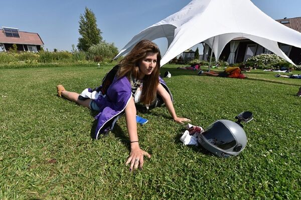 Shoot for the Sky: Russian Female Wingsuit Jumpers Set National Record - Sputnik International