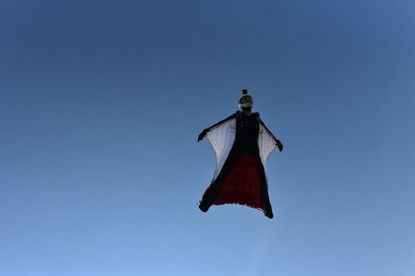 Shoot for the Sky: Russian Female Wingsuit Jumpers Set National Record - Sputnik International
