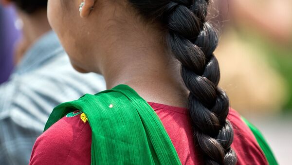 A Indian girl with a traditional hair style walks in New Delhi. (File) - Sputnik International