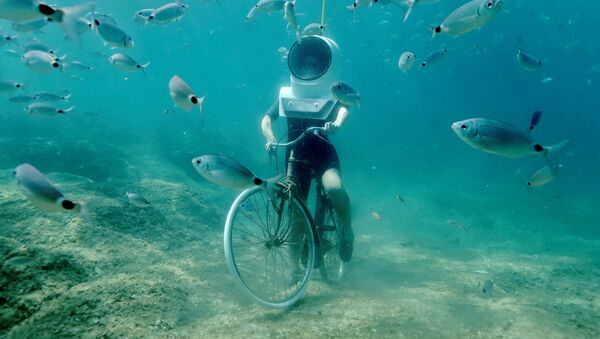 A woman dives and pretends to ride a bike in Underwater Park in Pula, Croatia - Sputnik International