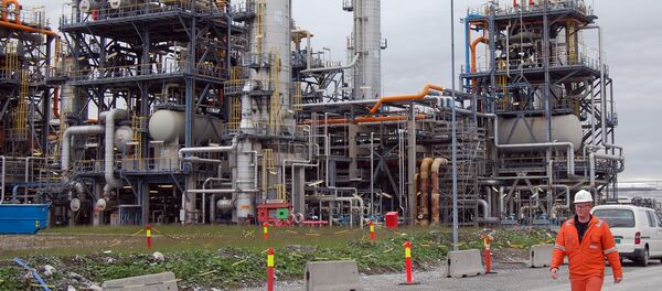 Worker at the Mongstad oil refinery in western Norway. (File) Worker at the Mongstad oil refinery in western Norway. (File) - Sputnik International