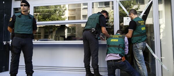 Spanish Guardia Civil members seal off a restaurant during an police operation in Barcelona, Spain, Wednesday, July, 5, 2017. Spanish Guardia Civil members seal off a restaurant during an police operation in Barcelona, Spain, Wednesday, July, 5, 2017. - Sputnik International