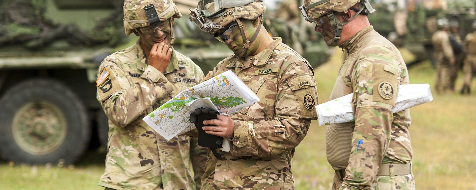 In this  file photo, American soldiers get ready for NATO's Saber Guardian exercises, checking a map near Gyor, 120 kilometers west of Budapest, Hungary. - Sputnik International, 1920, 29.06.2022